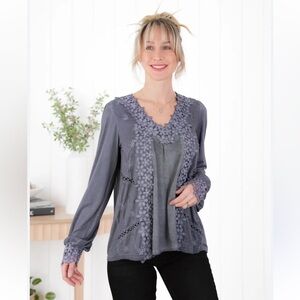 POL women’s floral appliqué relaxed fit top blouse embroidered distressed gray